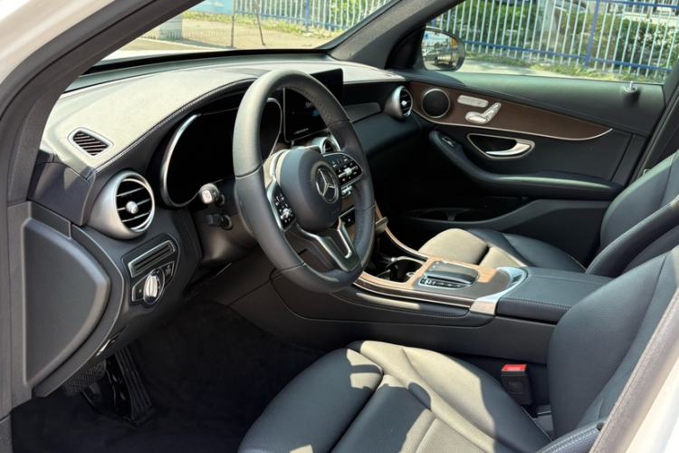 Used Mercedes-Benz GLC 2022 Facelift GLC 260 L 4MATIC Luxury Edition Interior 3