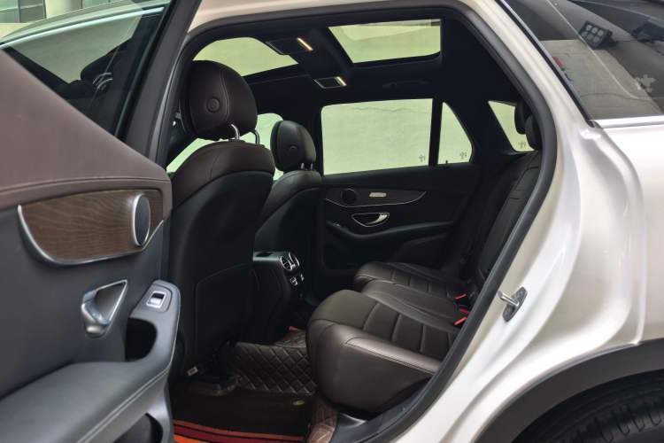 Used Mercedes-Benz GLC 2022 Second Facelift GLC 260 L 4MATIC Luxury Edition Interior 4