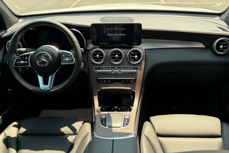 Used Mercedes-Benz GLC 2022 Facelift GLC 260 L 4MATIC Luxury Edition Interior 4