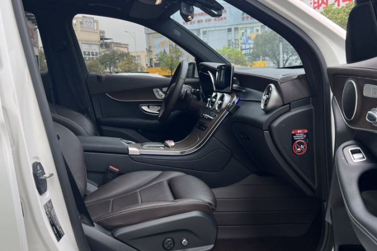 Used Mercedes-Benz GLC 2022 Second Facelift GLC 260 L 4MATIC Luxury Edition Interior 6