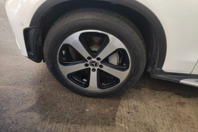 Used Mercedes-Benz GLC 2022 Facelifted GLC 260 L 4MATIC Dynamic Edition Left Front Wheel Hub