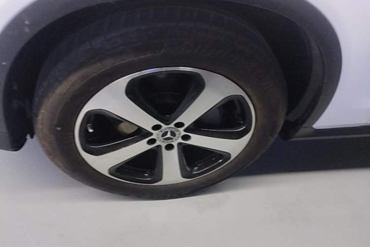 Used Mercedes-Benz GLC 2022 Second Facelift GLC 260 L 4MATIC Dynamic Edition Left Front Wheel Hub