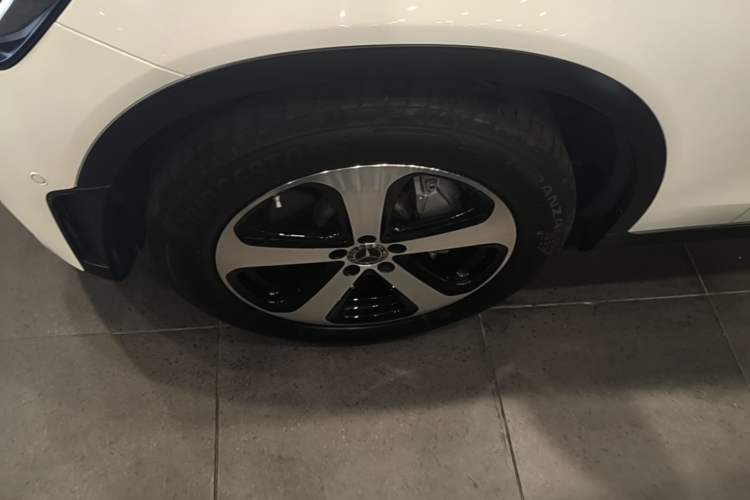 Used Mercedes-Benz GLC 2022 Facelifted GLC 260 L 4MATIC Dynamic Edition Left Front Wheel Hub
