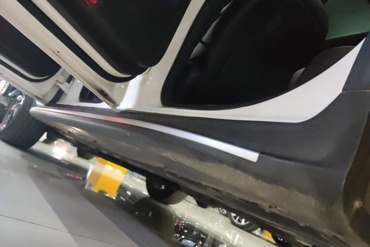 Used Mercedes-Benz GLC 2022 Facelift GLC 260 L 4MATIC Luxury Edition Left Side Sill