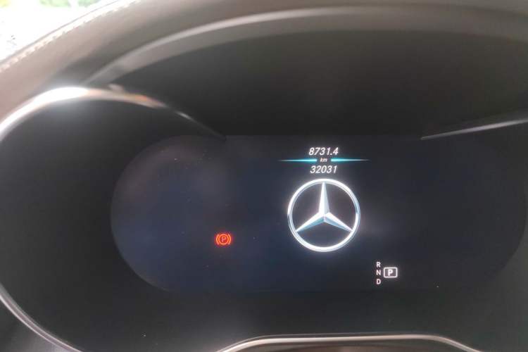 Used Mercedes-Benz GLC 2022 Second Facelift GLC 260 L 4MATIC Luxury Edition Odometer Close Up