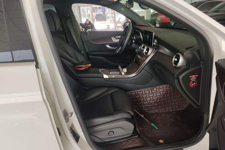 Used Mercedes-Benz GLC 2022 Facelifted GLC 300 L 4MATIC Luxury Edition Right Front Seat
