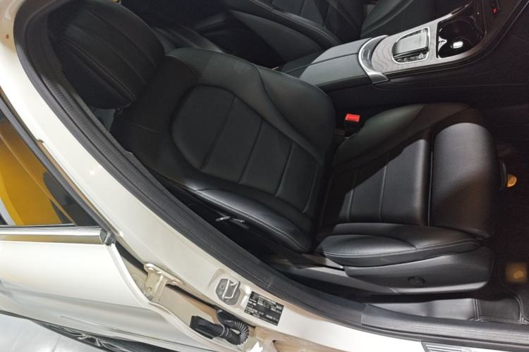 Used Mercedes-Benz GLC 2022 Second Facelift GLC 260 L 4MATIC Luxury Edition Right Front Seat