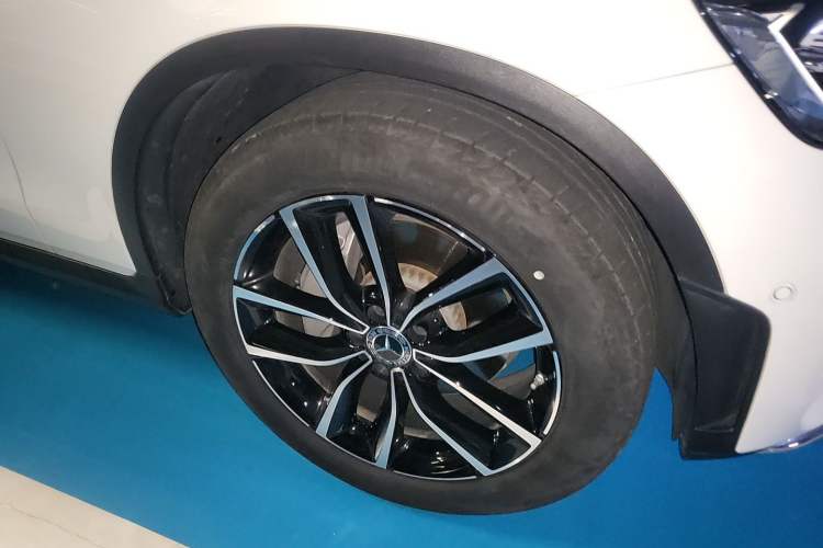Used Mercedes-Benz GLC 2022 Second Facelift GLC 260 L 4MATIC Luxury Edition Right Front Wheel Hub