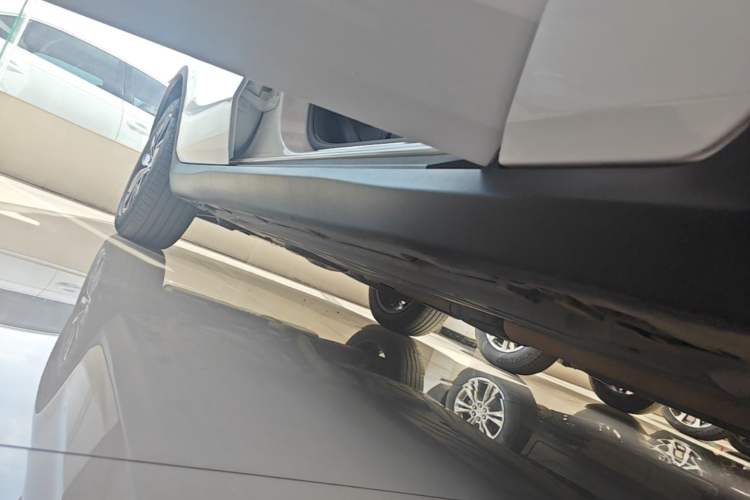 Used Mercedes-Benz GLC 2022 Facelift GLC 260 L 4MATIC Luxury Edition Right Side Sill