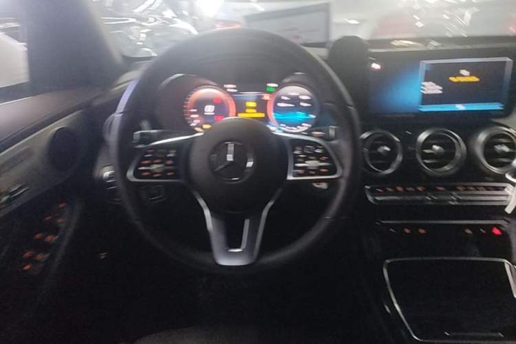 Used Mercedes-Benz GLC 2022 Second Facelift GLC 260 L 4MATIC Dynamic Edition Steering Wheel