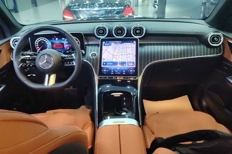 Used Mercedes-Benz GLC 2023 Facelift GLC 260 L 4MATIC Luxury Version 5 Seats Center Console