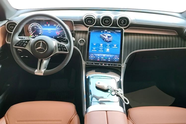 Used Mercedes-Benz GLC 2023 Facelift GLC 260 L 4MATIC Dynamic Version 5 Seats Center Console