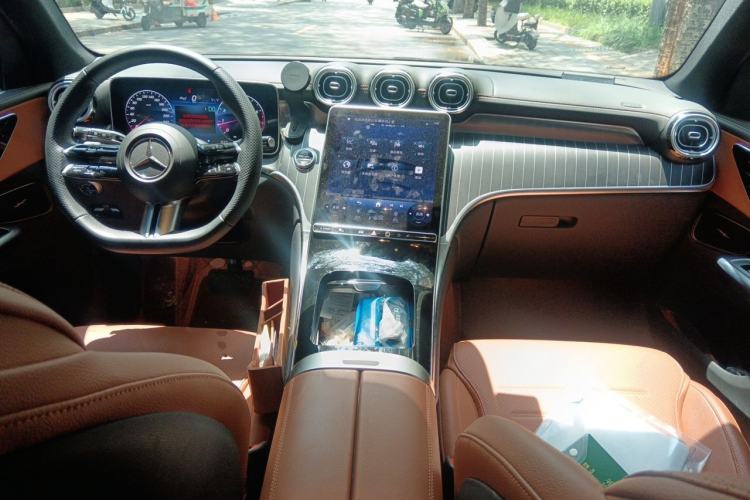 Used Mercedes-Benz GLC 2023 Facelift GLC 260 L 4MATIC Luxury Version 5 Seats Center Console