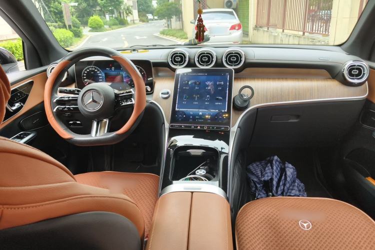 Used Mercedes-Benz GLC 2023 Refreshed GLC 300 L 4MATIC Dynamic Edition 5 Seats Center Console