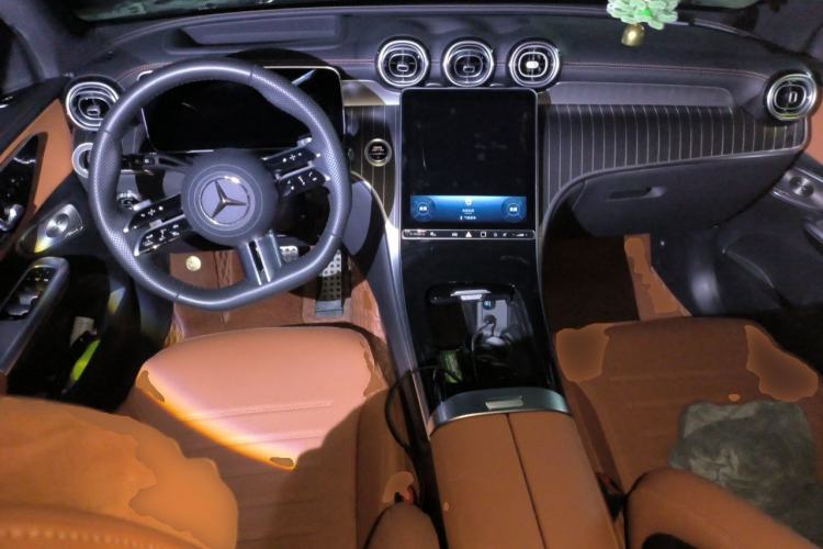 Used Mercedes-Benz GLC 2023 GLC 300 L 4MATIC Luxury 7-Seater Center Console