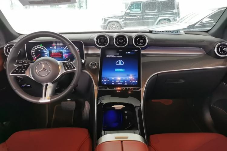 Used Mercedes-Benz GLC 2023 Facelift GLC 260 L 4MATIC Dynamic Version 5 Seats Center Console