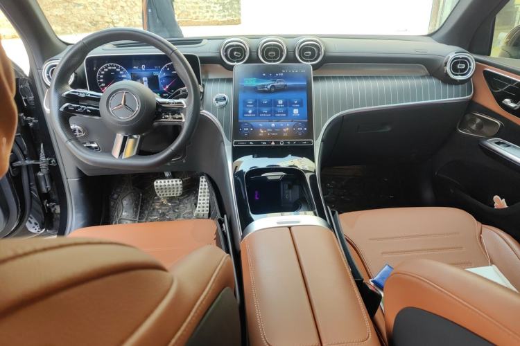 Used Mercedes-Benz GLC 2023 GLC 300 L 4MATIC Luxury 7-Seater Center Console