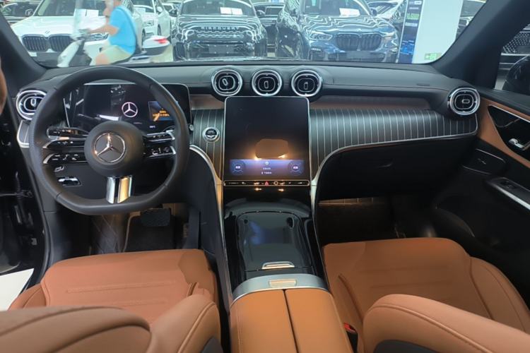 Used Mercedes-Benz GLC 2023 Facelift GLC 260 L 4MATIC Luxury Version 5 Seats Center Console