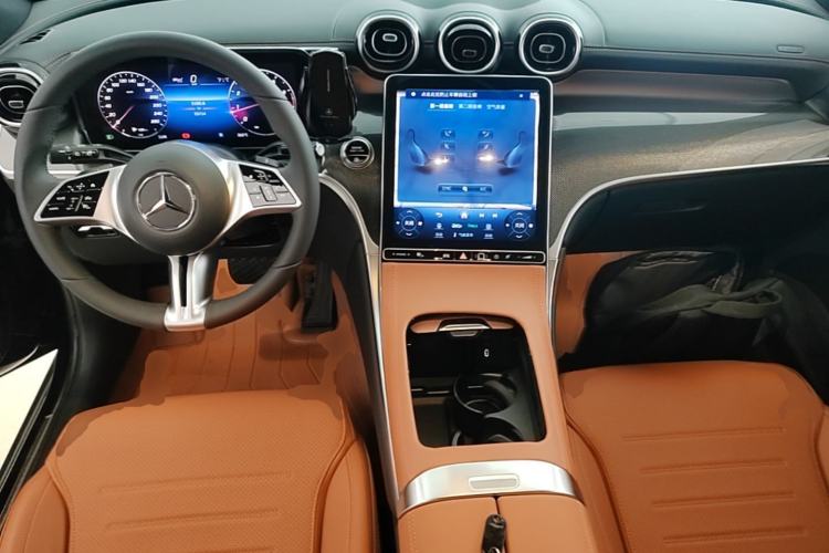 Used Mercedes-Benz GLC 2023 Facelift GLC 260 L 4MATIC Dynamic Version 5 Seats Center Console