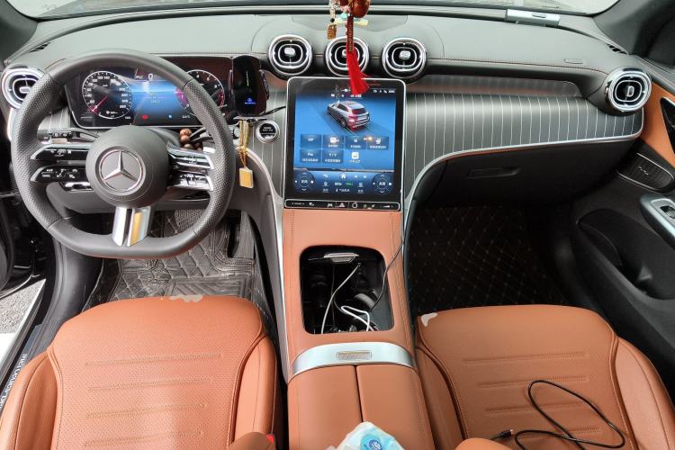 Used Mercedes-Benz GLC 2023 Refreshed GLC 300 L 4MATIC Dynamic Version 7-Seater Center Console
