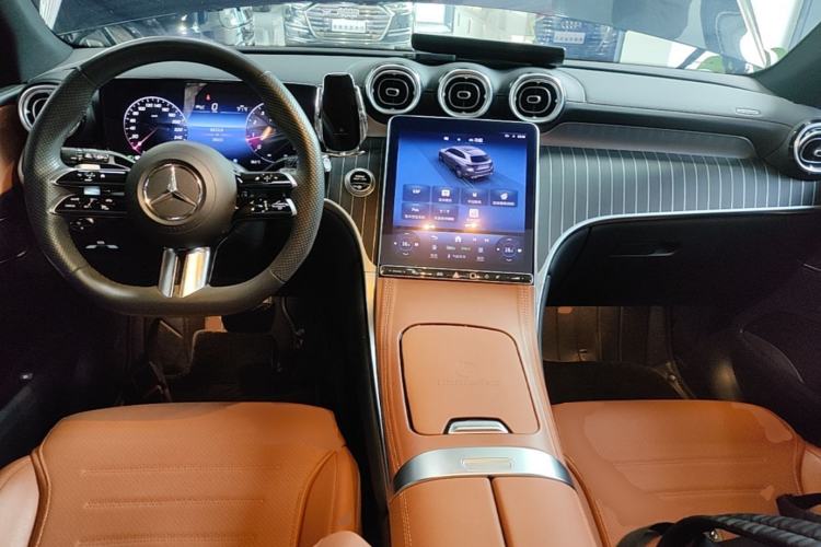 Used Mercedes-Benz GLC 2023 Facelift GLC 260 L 4MATIC Luxury Version 5 Seats Center Console
