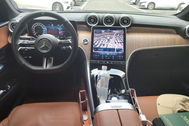 Used Mercedes-Benz GLC 2023 GLC 300 L 4MATIC Dynamic 7-Seater Center Console