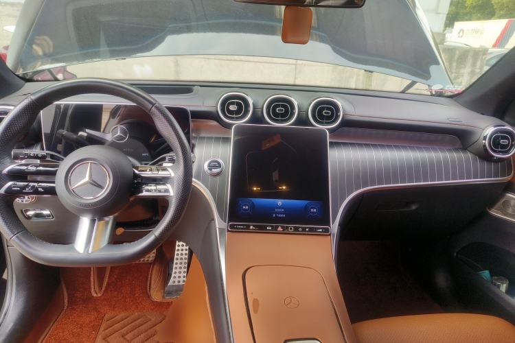 Used Mercedes-Benz GLC 2023 GLC 300 L 4MATIC Luxury 7-Seater Center Console