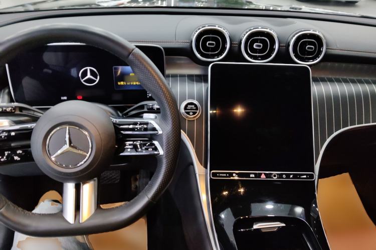 Used Mercedes-Benz GLC 2023 GLC 260 L 4MATIC Luxury Model 5 Seats Center Console