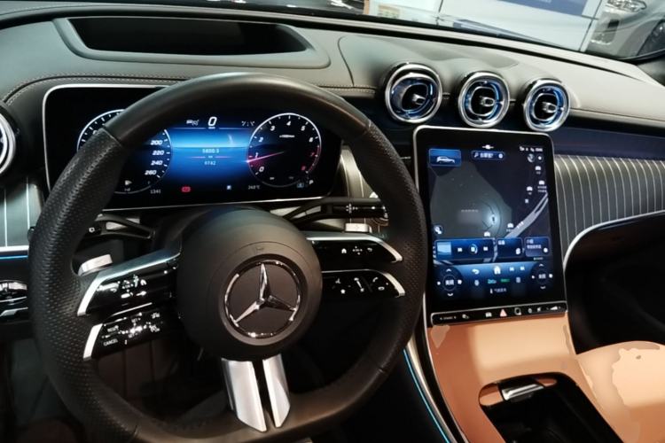 Used Mercedes-Benz GLC 2023 Refreshed GLC 300 L 4MATIC Luxury Version 7 Seats Center Console