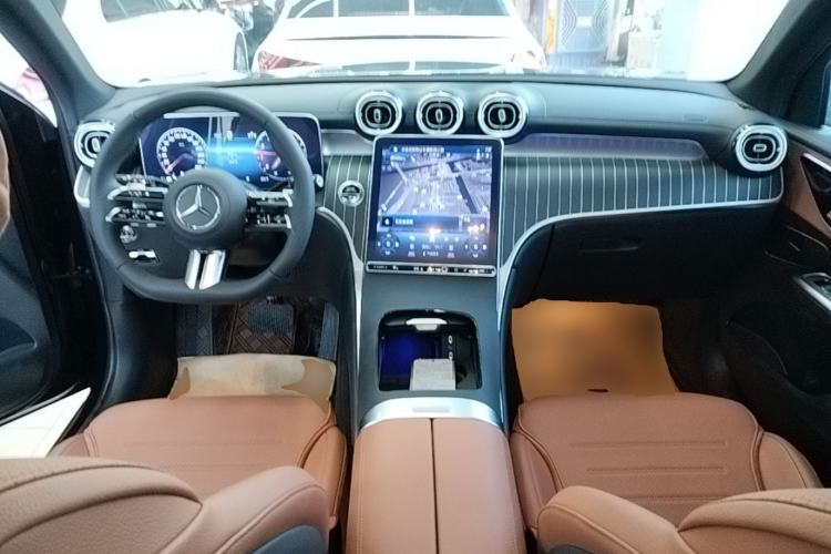 Used Mercedes-Benz GLC 2023 GLC 260 L 4MATIC Luxury Model 5 Seats Center Console