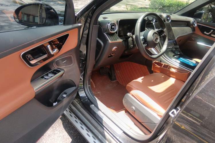 Used Mercedes-Benz GLC 2023 Facelift GLC 260 L 4MATIC Luxury Version 5 Seats Driver Seat