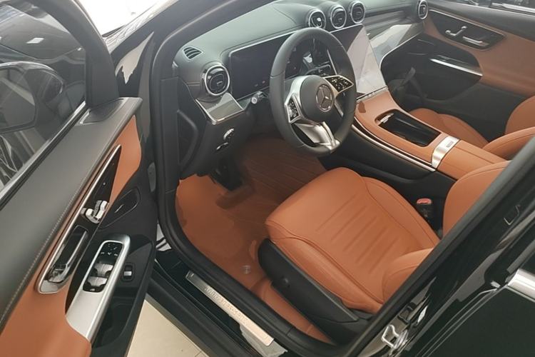 Used Mercedes-Benz GLC 2023 Facelift GLC 260 L 4MATIC Dynamic Version 5 Seats Driver Seat