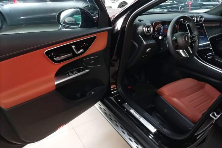 Used Mercedes-Benz GLC 2023 Refreshed GLC 300 L 4MATIC Dynamic Edition 5 Seats Driver Seat