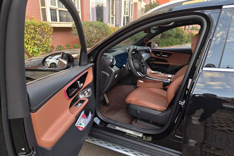 Used Mercedes-Benz GLC 2023 Refreshed GLC 300 L 4MATIC Luxury Version 7 Seats Driver Seat