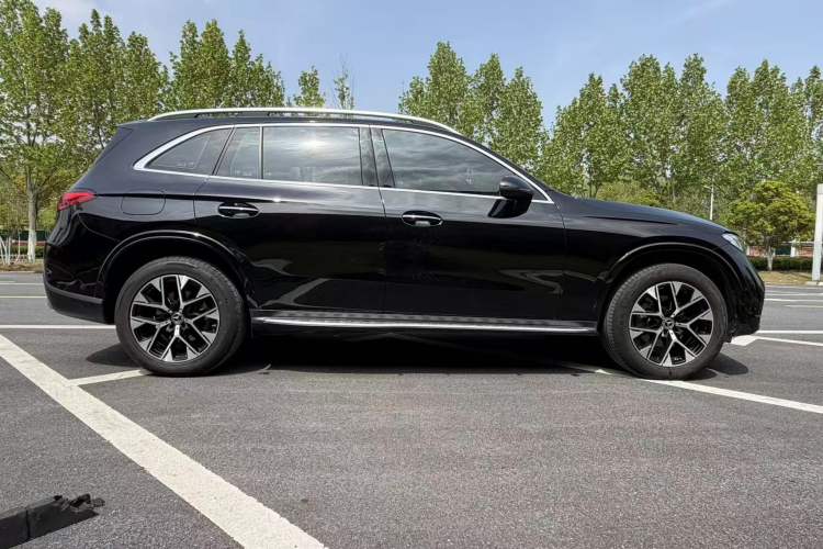 Used Mercedes-Benz GLC 2023 Facelift GLC 260 L 4MATIC Luxury Version 5 Seats Exterior 3
