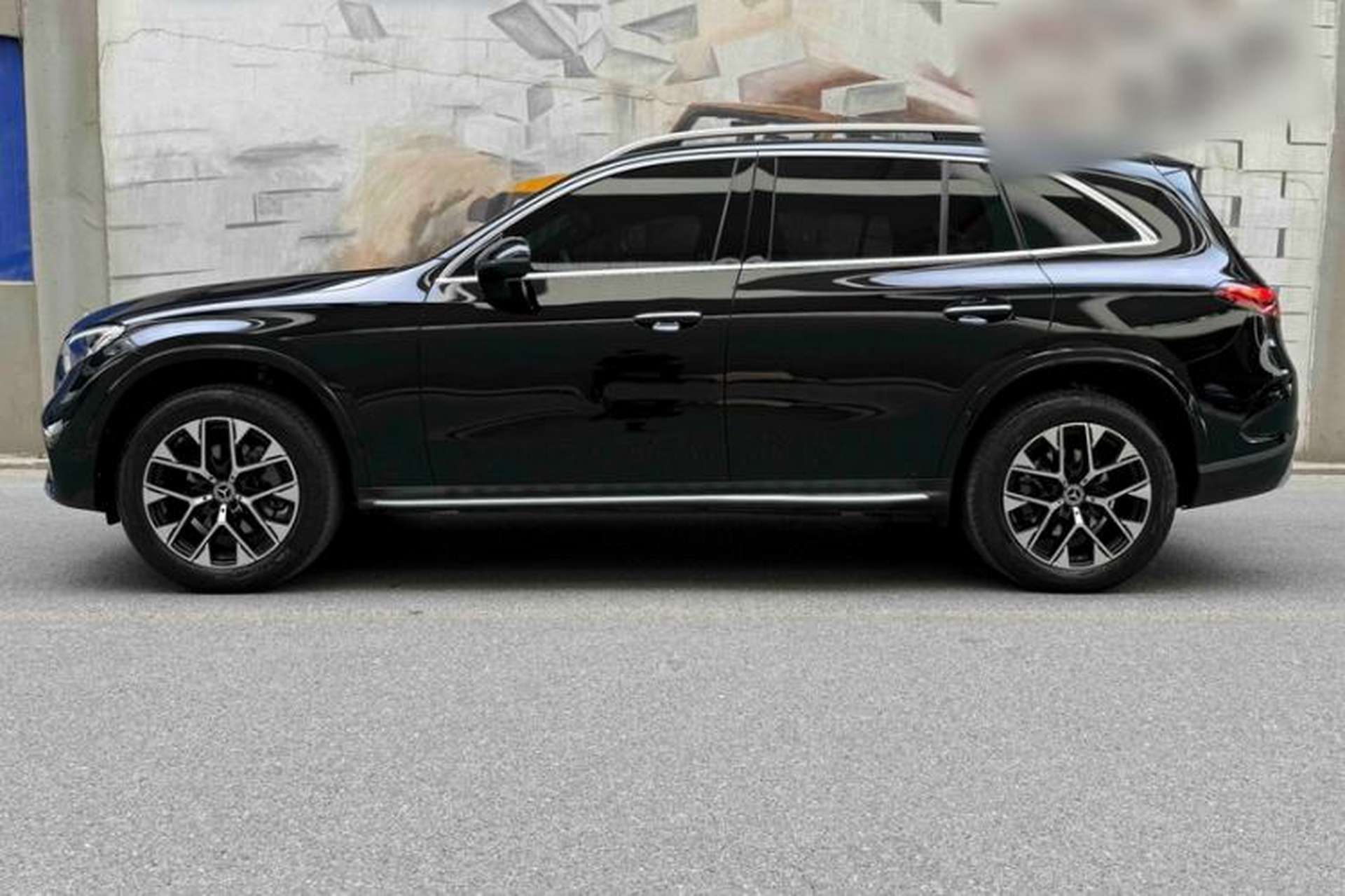 Used Mercedes-Benz GLC 2023 GLC 260 L 4MATIC Luxury 7-Seater Exterior 5