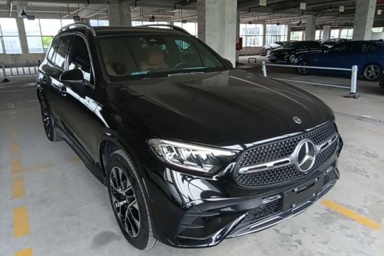 Used Mercedes-Benz GLC 2023 Facelift GLC 260 L 4MATIC Luxury Version 5 Seats Front Right 45 Deg