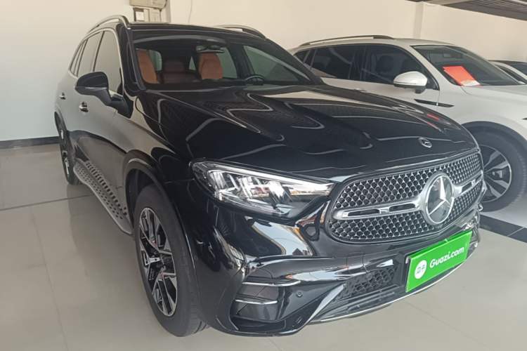 Used Mercedes-Benz GLC 2023 Facelift GLC 260 L 4MATIC Luxury Version 5 Seats Front Right 45 Deg