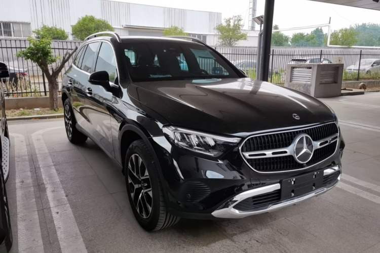 Used Mercedes-Benz GLC 2023 Facelift GLC 260 L 4MATIC Dynamic Version 5 Seats Front Right 45 Deg