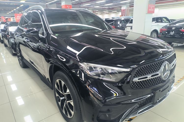 Used Mercedes-Benz GLC 2023 Facelift GLC 260 L 4MATIC Luxury Version 5 Seats Front Right 45 Deg
