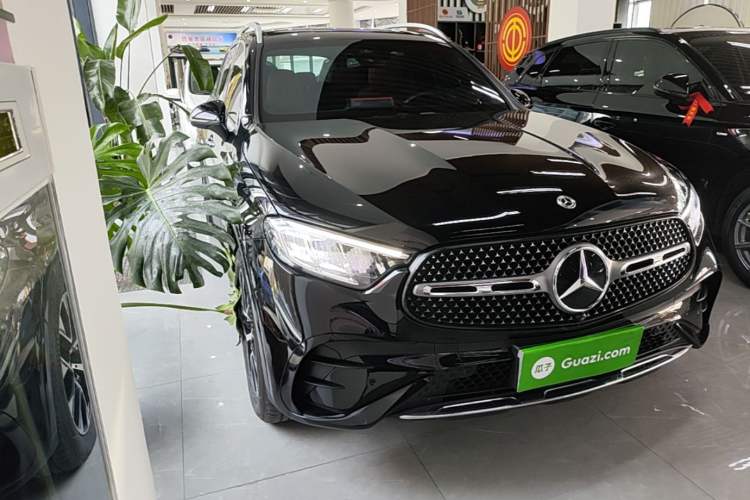 Used Mercedes-Benz GLC 2023 Facelift GLC 260 L 4MATIC Luxury Version 5 Seats Front Right 45 Deg