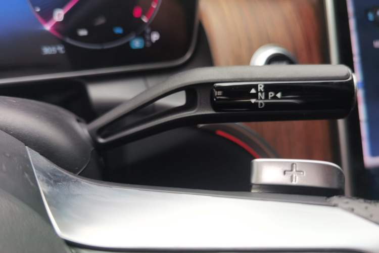 Used Mercedes-Benz GLC 2023 GLC 300 L 4MATIC Dynamic 7-Seater Gear Lever
