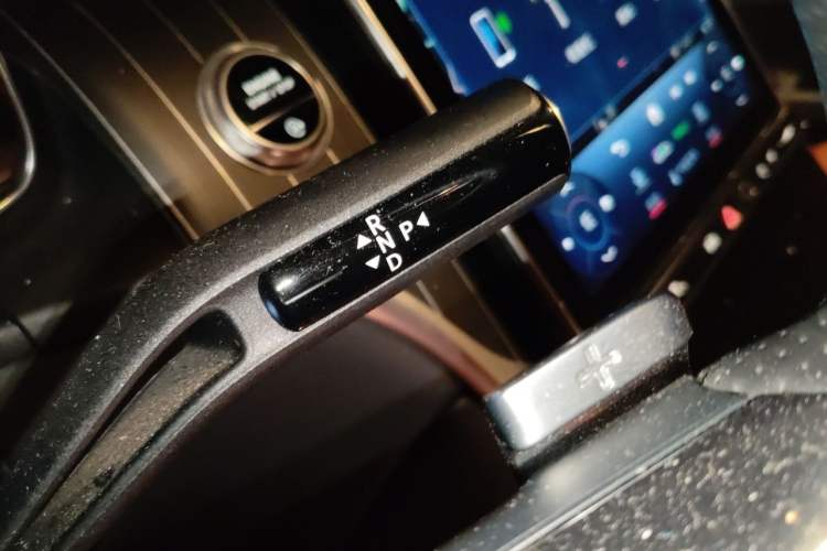 Used Mercedes-Benz GLC 2023 Facelift GLC 260 L 4MATIC Luxury Version 7-Seater Gear Lever