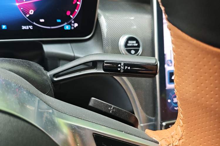 Used Mercedes-Benz GLC 2023 GLC 260 L 4MATIC Dynamic Edition 7-seater Gear Lever
