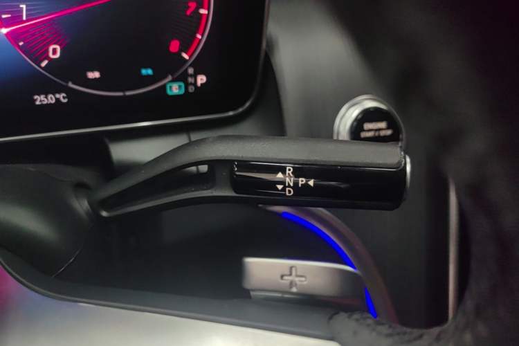 Used Mercedes-Benz GLC 2023 GLC 260 L 4MATIC Luxury Model 5 Seats Gear Lever