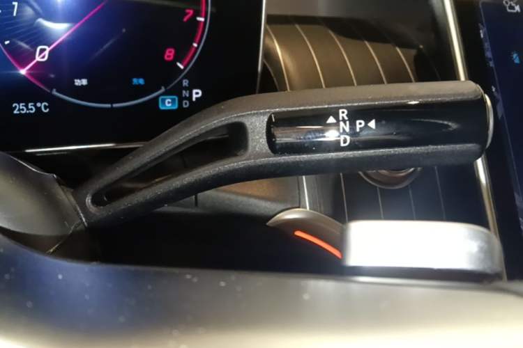 Used Mercedes-Benz GLC 2023 GLC 300 L 4MATIC Luxury 7-Seater Gear Lever