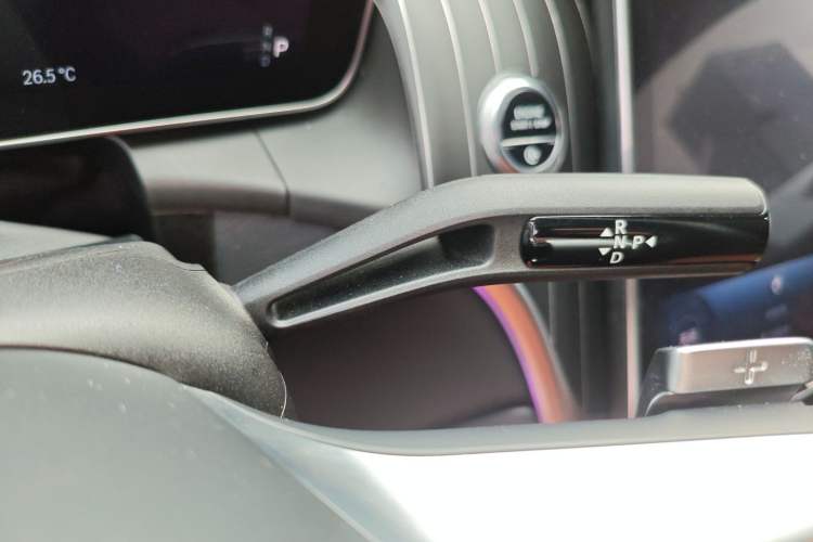 Used Mercedes-Benz GLC 2023 GLC 300 L 4MATIC Dynamic Edition 5-seater Gear Lever