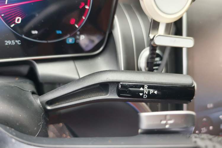 Used Mercedes-Benz GLC 2023 GLC 300 L 4MATIC Luxury 7-Seater Gear Lever
