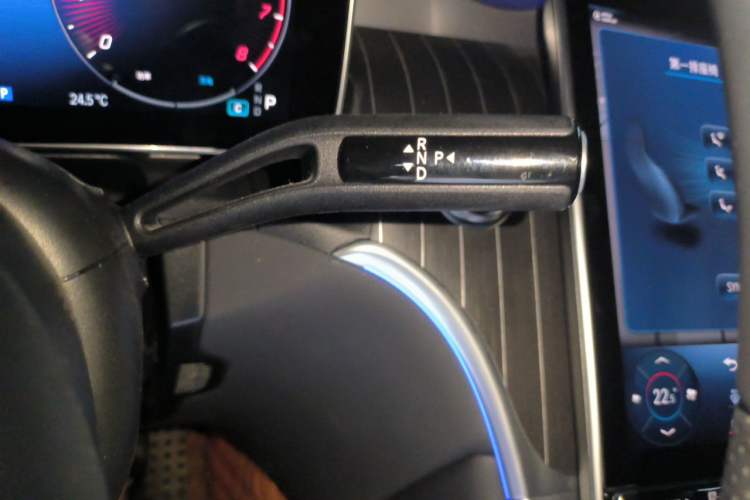 Used Mercedes-Benz GLC 2023 GLC 300 L 4MATIC Luxury 7-Seater Gear Lever