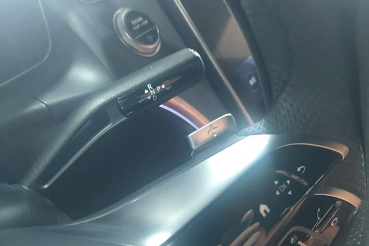 Used Mercedes-Benz GLC 2023 GLC 260 L 4MATIC Luxury 7-Seater Gear Lever
